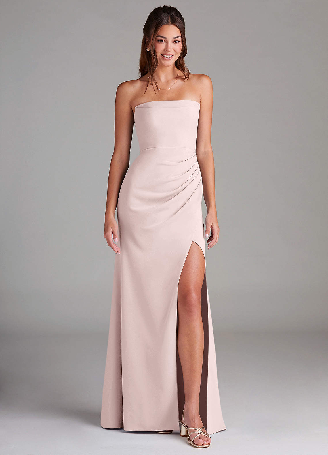 Azazie Leonis Robes de demoiselle d'honneur Robe Fourreau Convertible en Crêpe Élastique Sans bretelle Rose Pâle image1