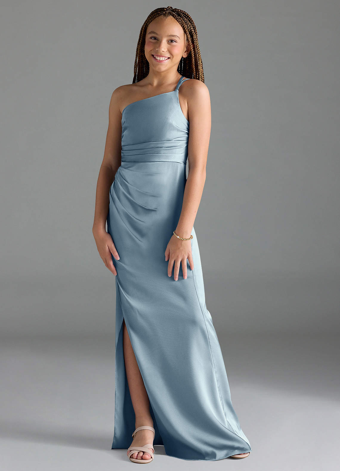 Azazie Eren Junior Robe Fourreau en Satin extensible Plissée Bleu Poussiéreux image1