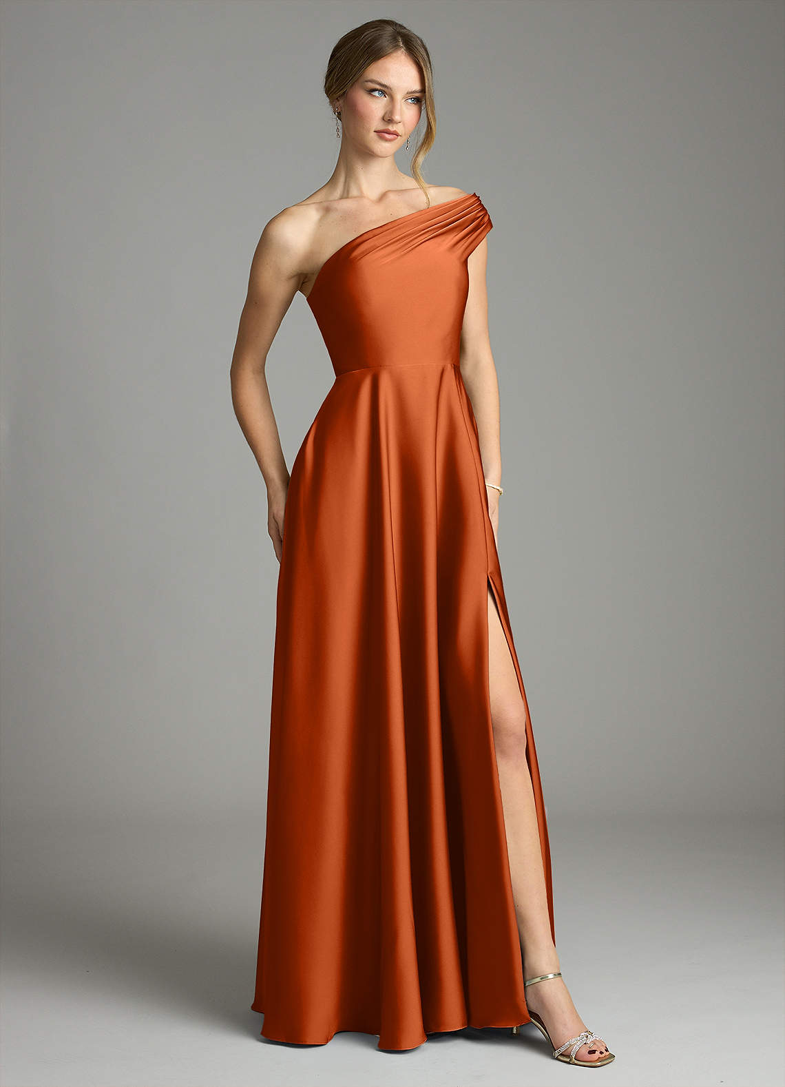 Azazie Melanie Robes de demoiselle d'honneur Robe Trapèze en Satin extensible Épaule décolletée Orange Brûlée image4