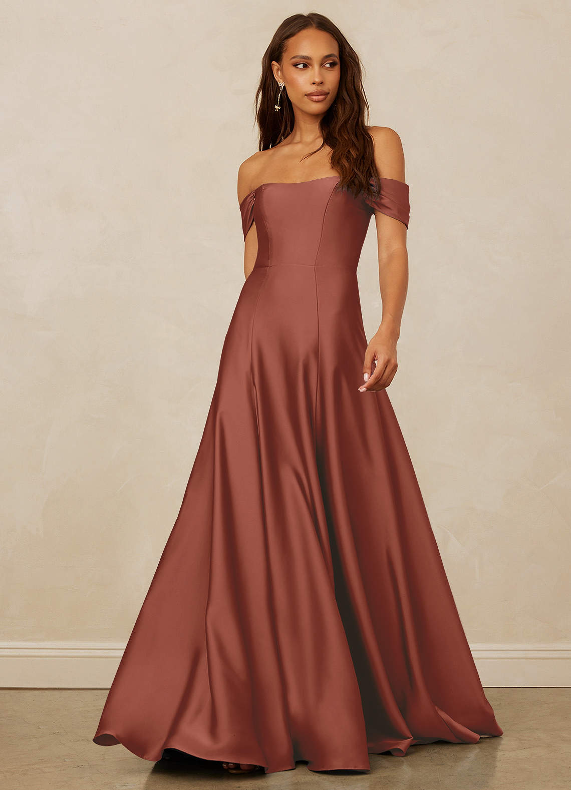 Christian Siriano Bridal for Azazie 1002 Brautjungfernkleider Wandelbar A-Linie Schulterfrei Stretch-Satin Kleid Rotbraun image1