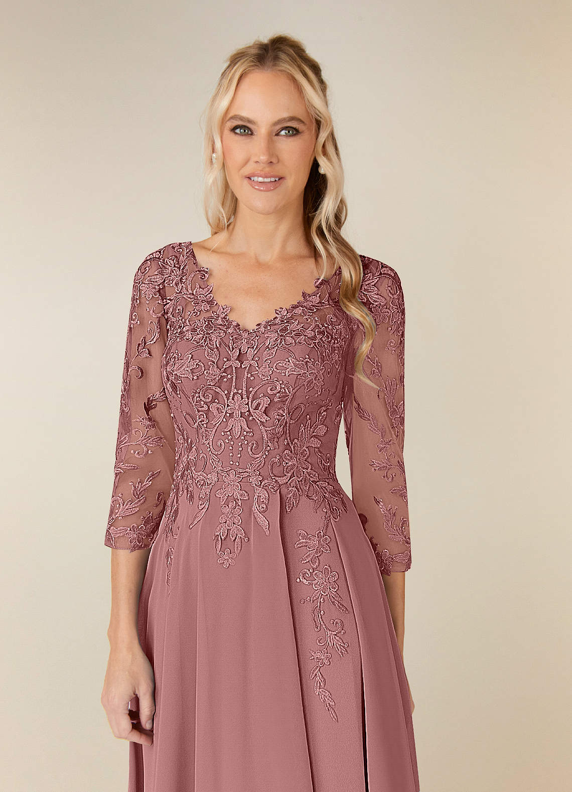 Azazie Noella vestidos de madre de la novia Vestido de Rosa Del Desierto de Gasa de Corte en A con Encaje cuello pico image4