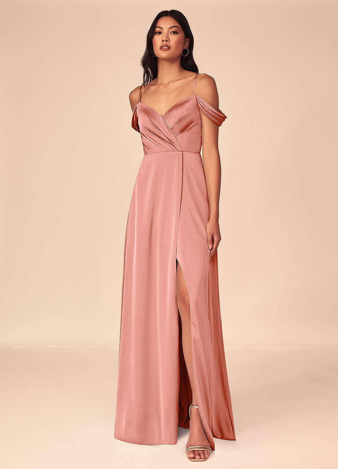 Azazie Ocean Robes de demoiselle d'honneur Robe Trapèze en Satin extensible Col V plissé Corail image1