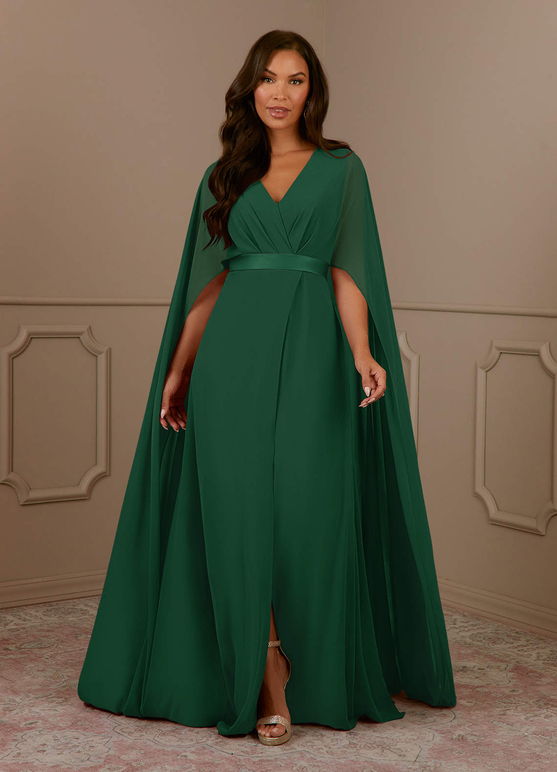Azazie Isa Mère de la mariée Robes Robe Trapèze en Mousseline de soie Col V plissé Vert Foncé image1