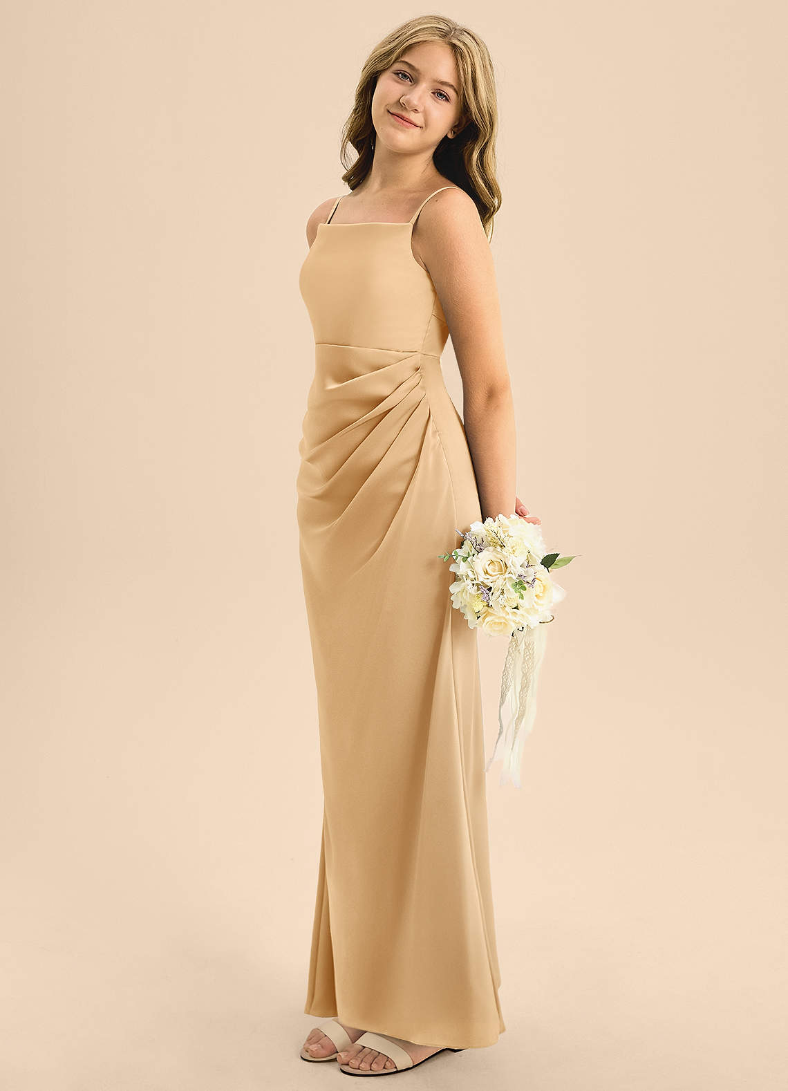 Azazie Renna Junior Robe Trapèze en Satin extensible Plissée Or image1
