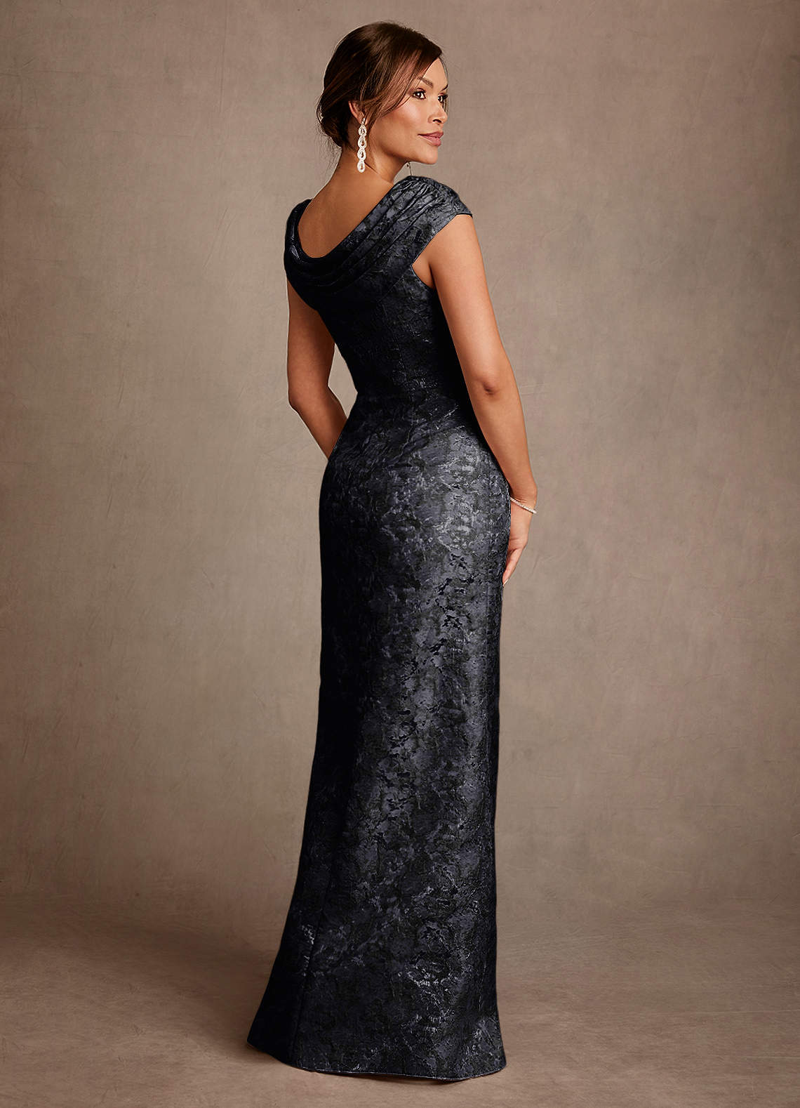 Azazie Irvine Mère de la mariée Robes Robe Trapèze en Jacquard Floral Plissée Noir image1