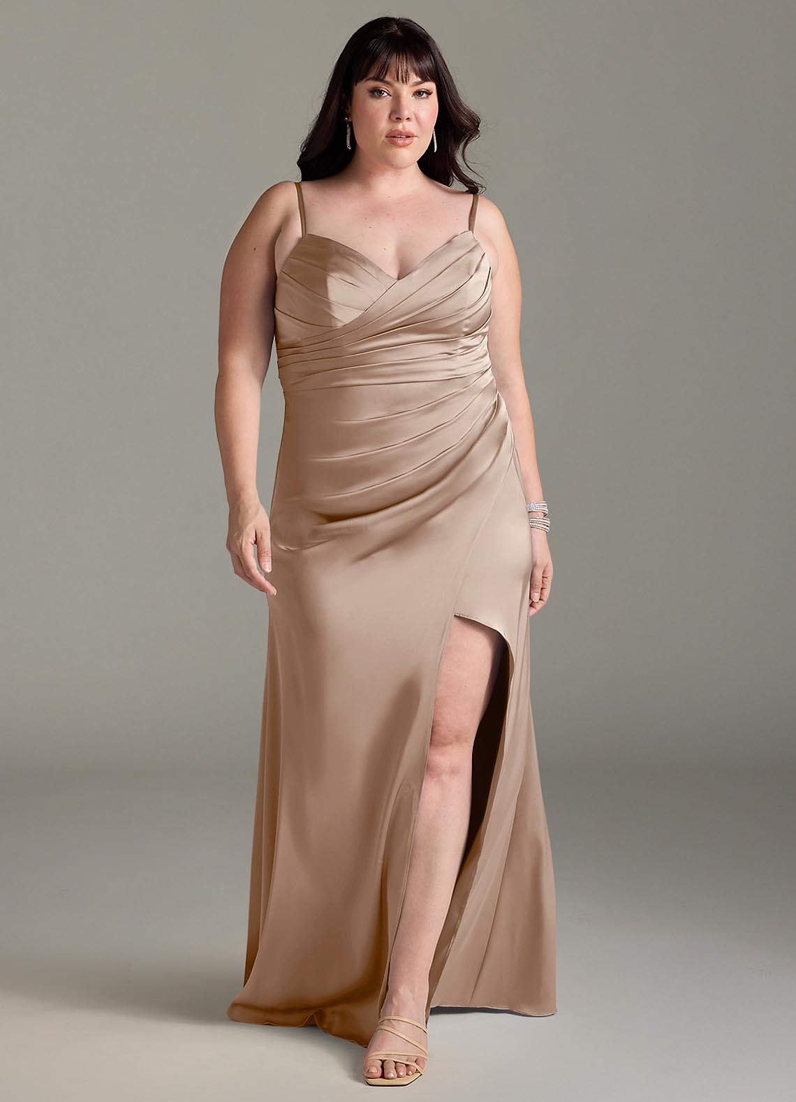Azazie Yola Vestidos de damas de honor Vestido de Gris Pardo de Satén Elástico de Corte Recto Convertible con Cuello en V Plisado image1