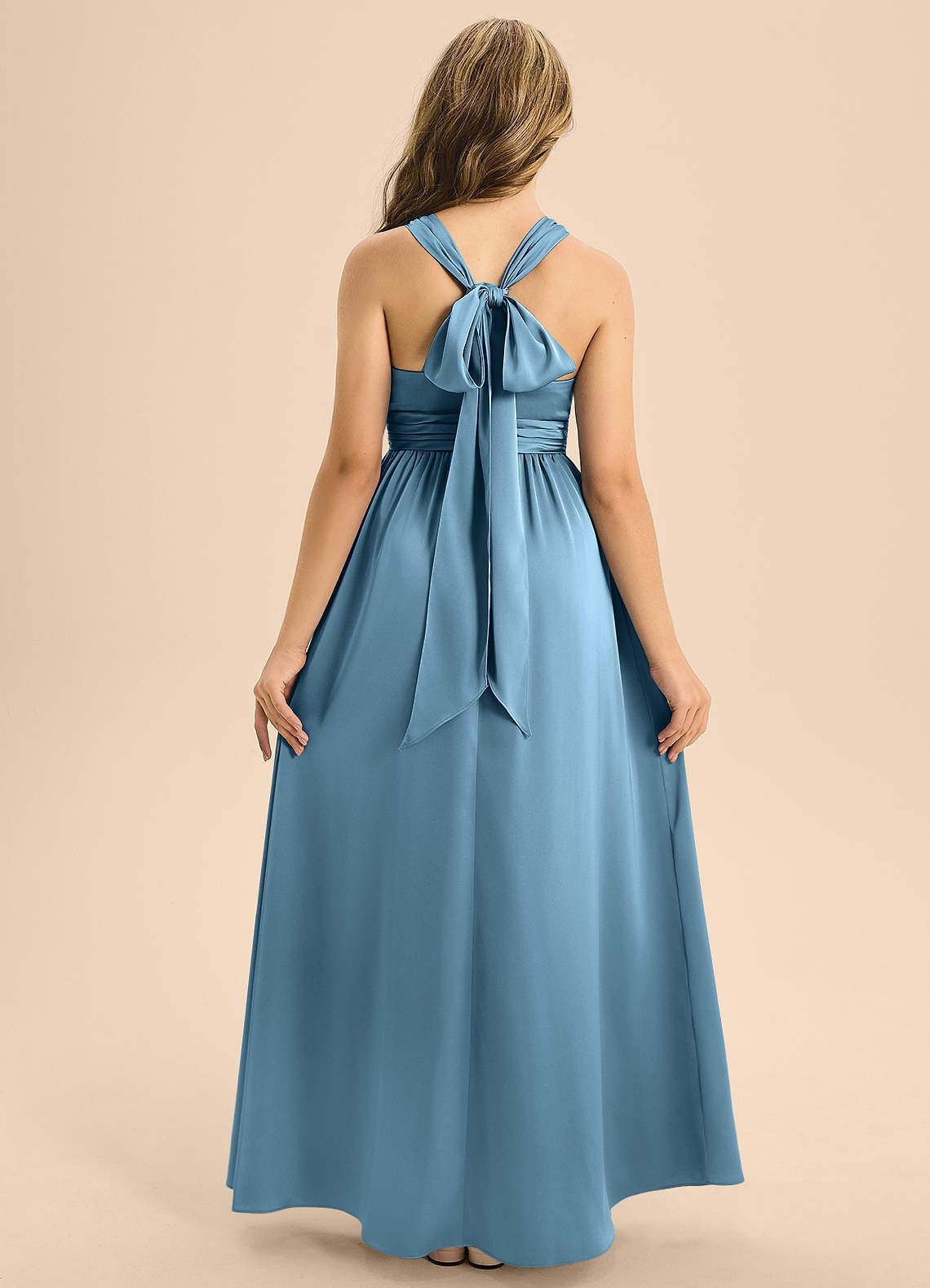 Azazie Jaylah Junior Vestido de Azul Acero de Satén Elástico de Corte en A con Plisado image1