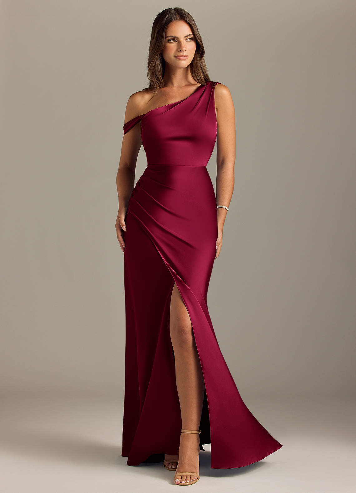 Azazie Madelyn Brautjungfernkleider Wandelbar Meerjungfrau-Linie Schulterfrei Stretch-Satin Kleid Burgunderrot image1