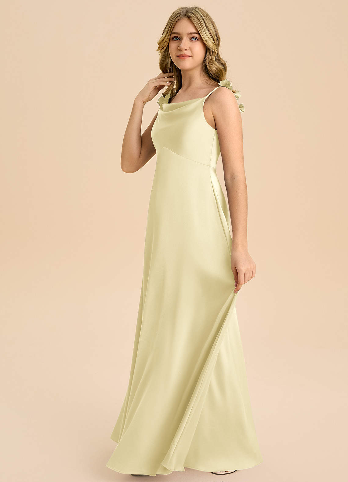 Azazie Gumdrop Junior Vestido de Salvia Polvorienta de Satén Elástico de Imperio con Plisado image4