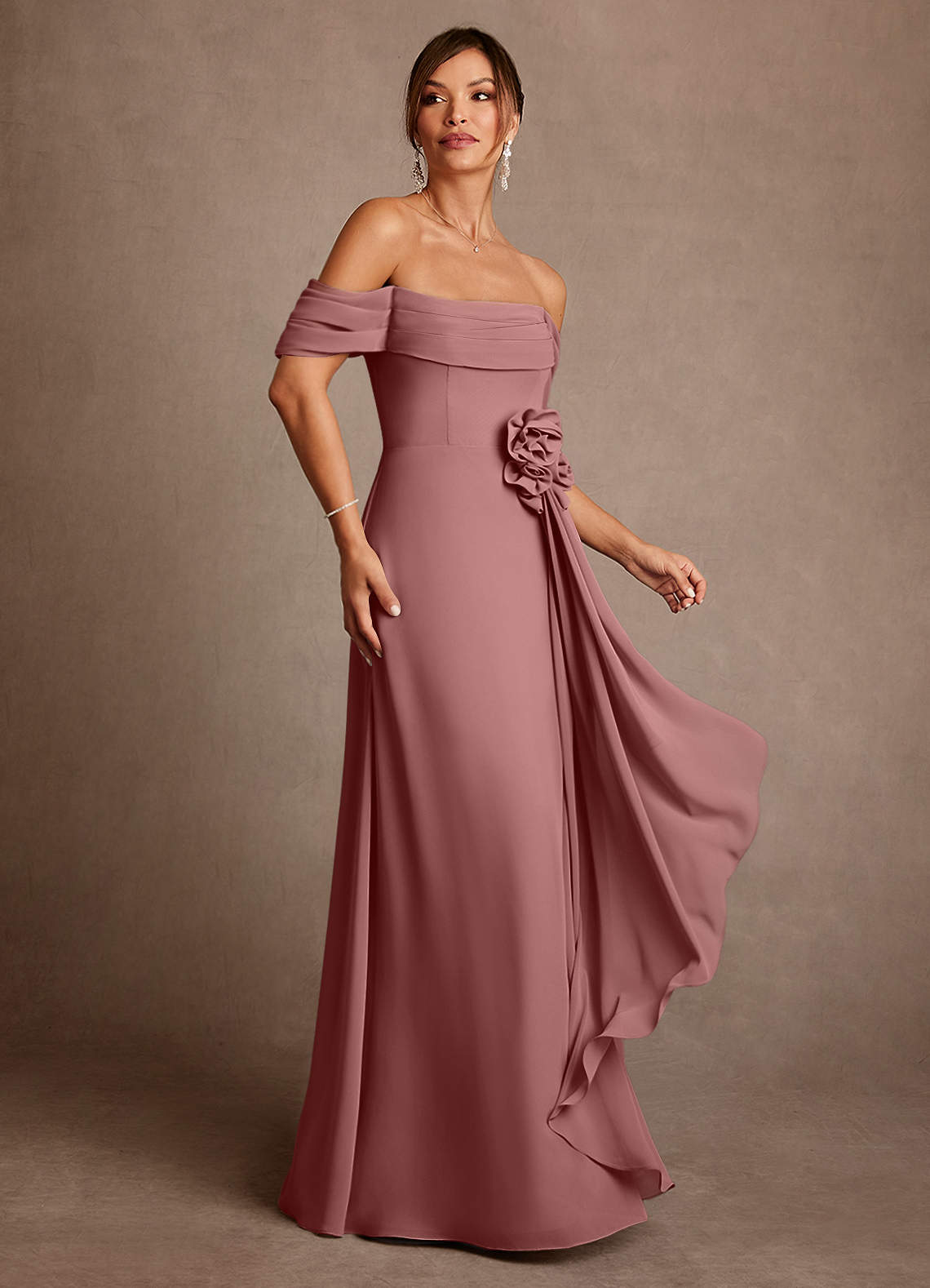 Azazie Amherst Mère de la mariée Robes Robe Trapèze en Mousseline de soie Épaule décolletée Rose Du Désert image1