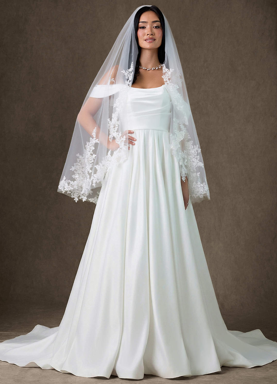 front Véu de renda com borda de pétalas em flor na ponta dos dedos