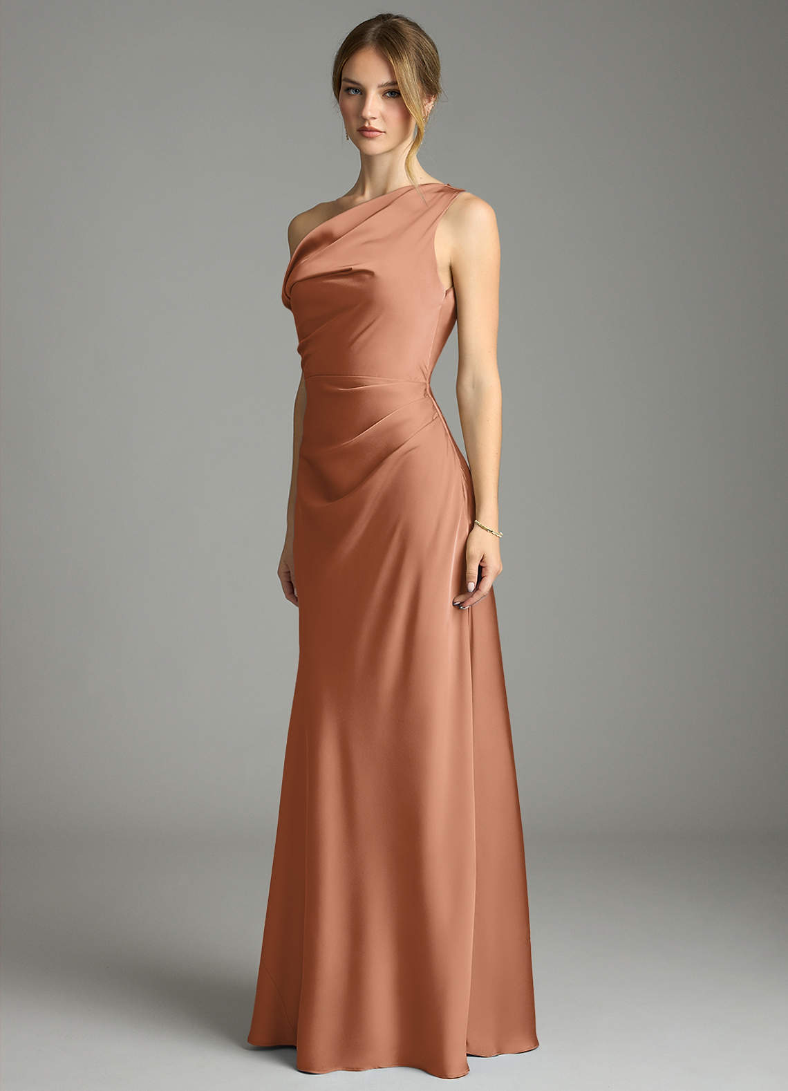 Azazie Emerson Jurken voor bruidsmeisjes Jurk van Stretch Satijn met Zeemeermin Off-shoulder Bronzeertint image1