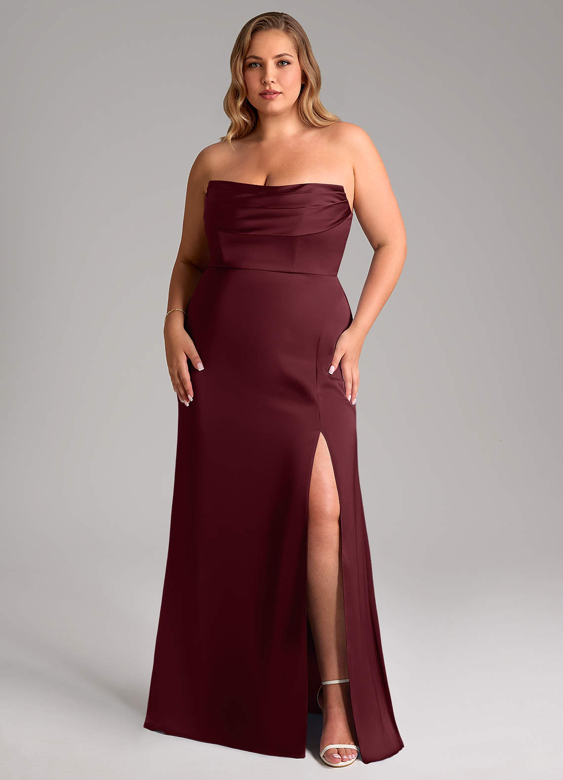 Azazie Saige Vestidos de madrinha de casamento Vestido Cabernet de Cetim elástico de Bainha com Fora do ombro image15