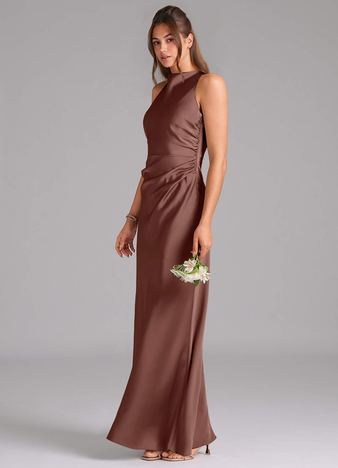 Azazie Evadne Robes de demoiselle d'honneur Robe Trapèze en Satin extensible Plissée Expresso image1