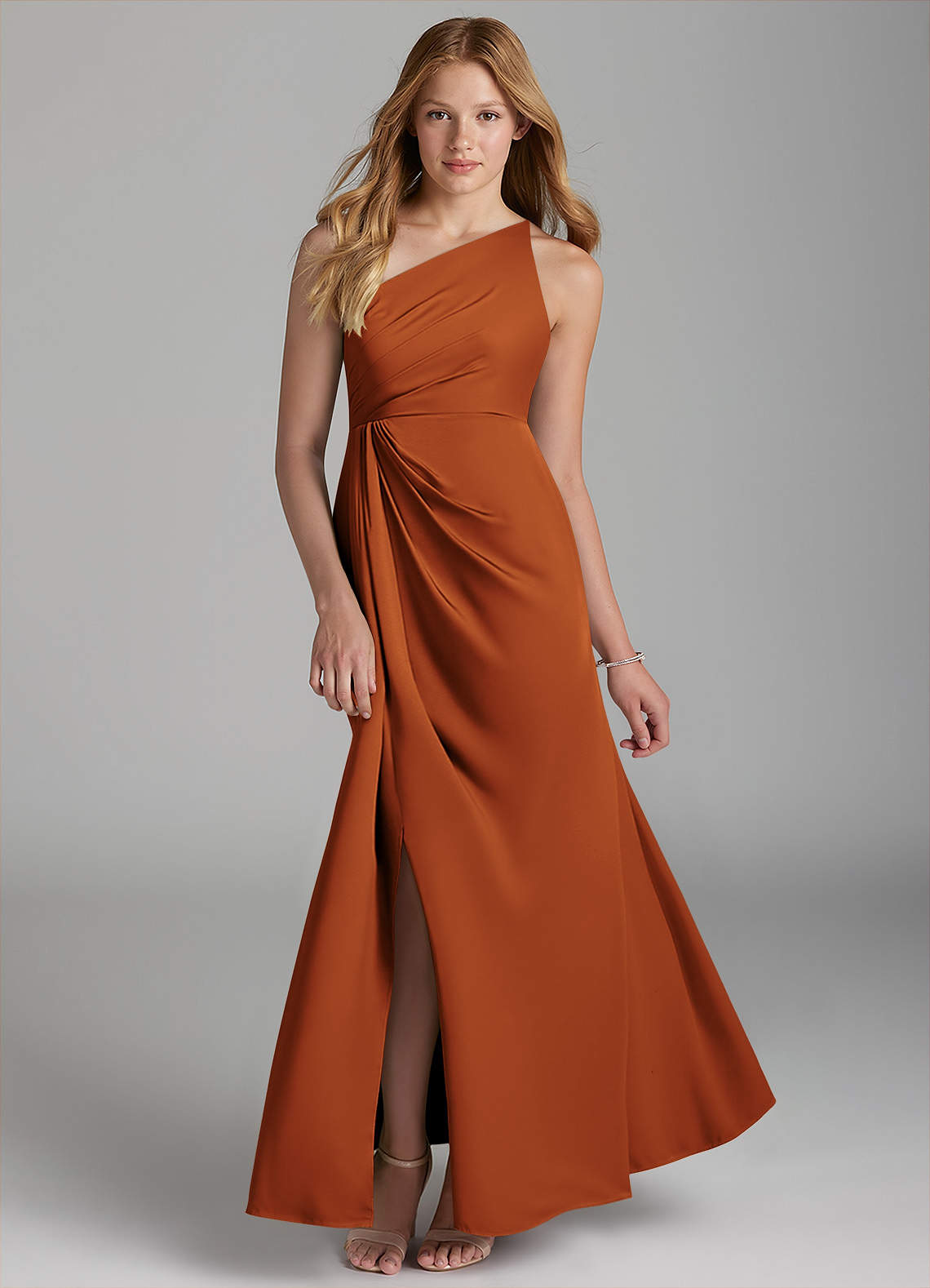 Azazie Mika Junior Robe Trapèze en Satin extensible Plissée Cannelle image1