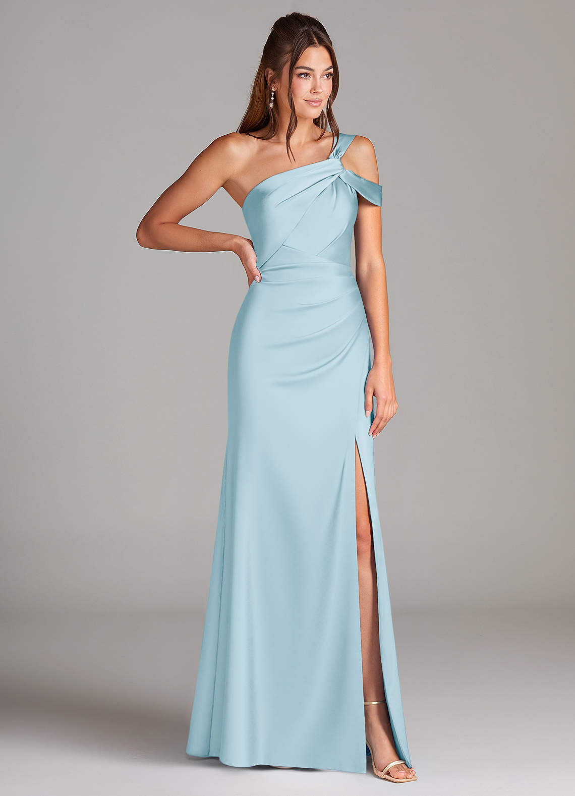 Azazie Wynter Vestidos de damas de honor Vestido de Azul Cielo de Satén Elástico de Corte Recto con Hombro unilateral image3