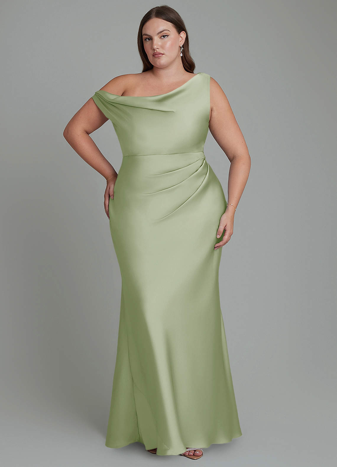 Azazie Emerson Vestidos de damas de honor Vestido Salvia Polvorienta de Satén Elástico de Corte Sirena con Hombros descubiertos image1