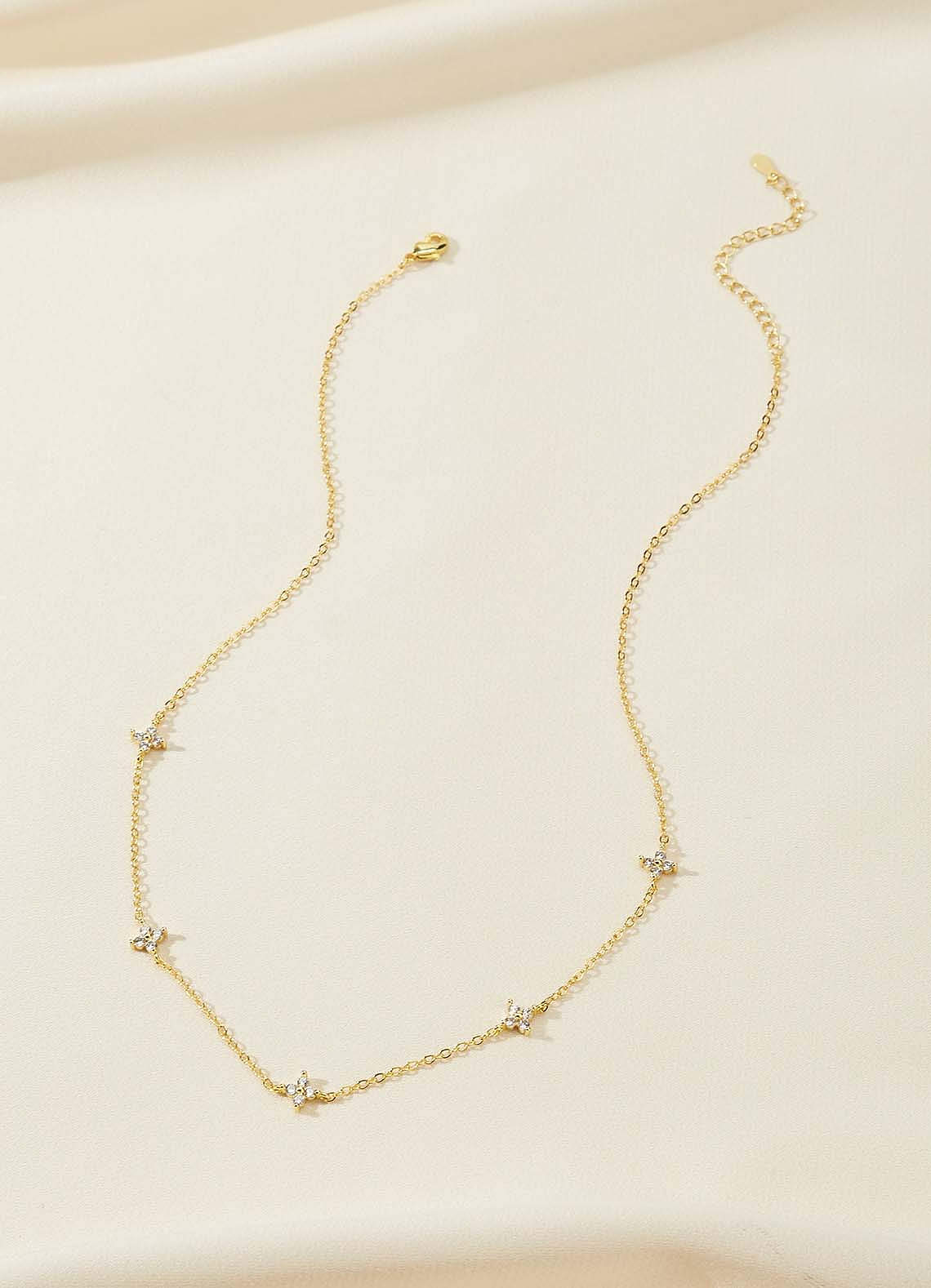 front Halsband med fyrbladig blomma i zirkon