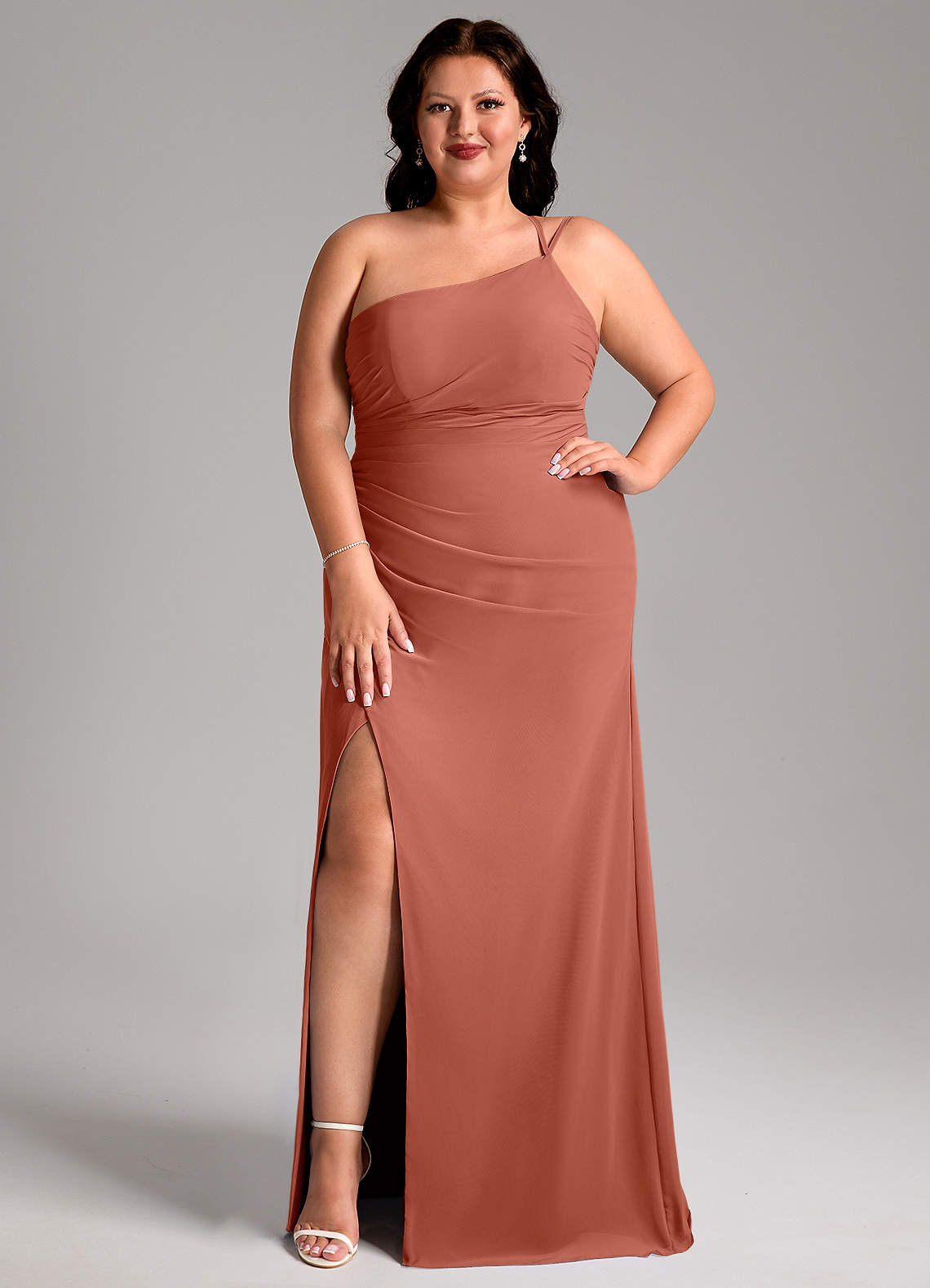 Azazie Eren Robes de demoiselle d'honneur Robe Fourreau en Mousseline de soie Une épaule Argile image1