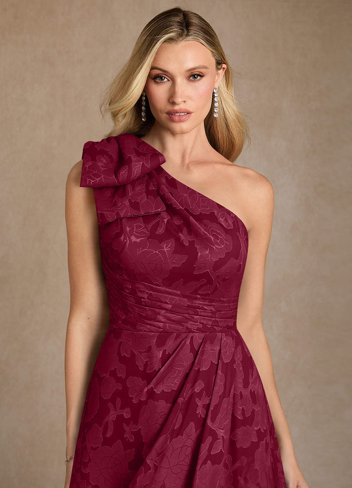 Azazie Easton vestidos de madre de la novia Vestido de Borgoña de Devorado Floral de Princesa con Hombro unilateral image2