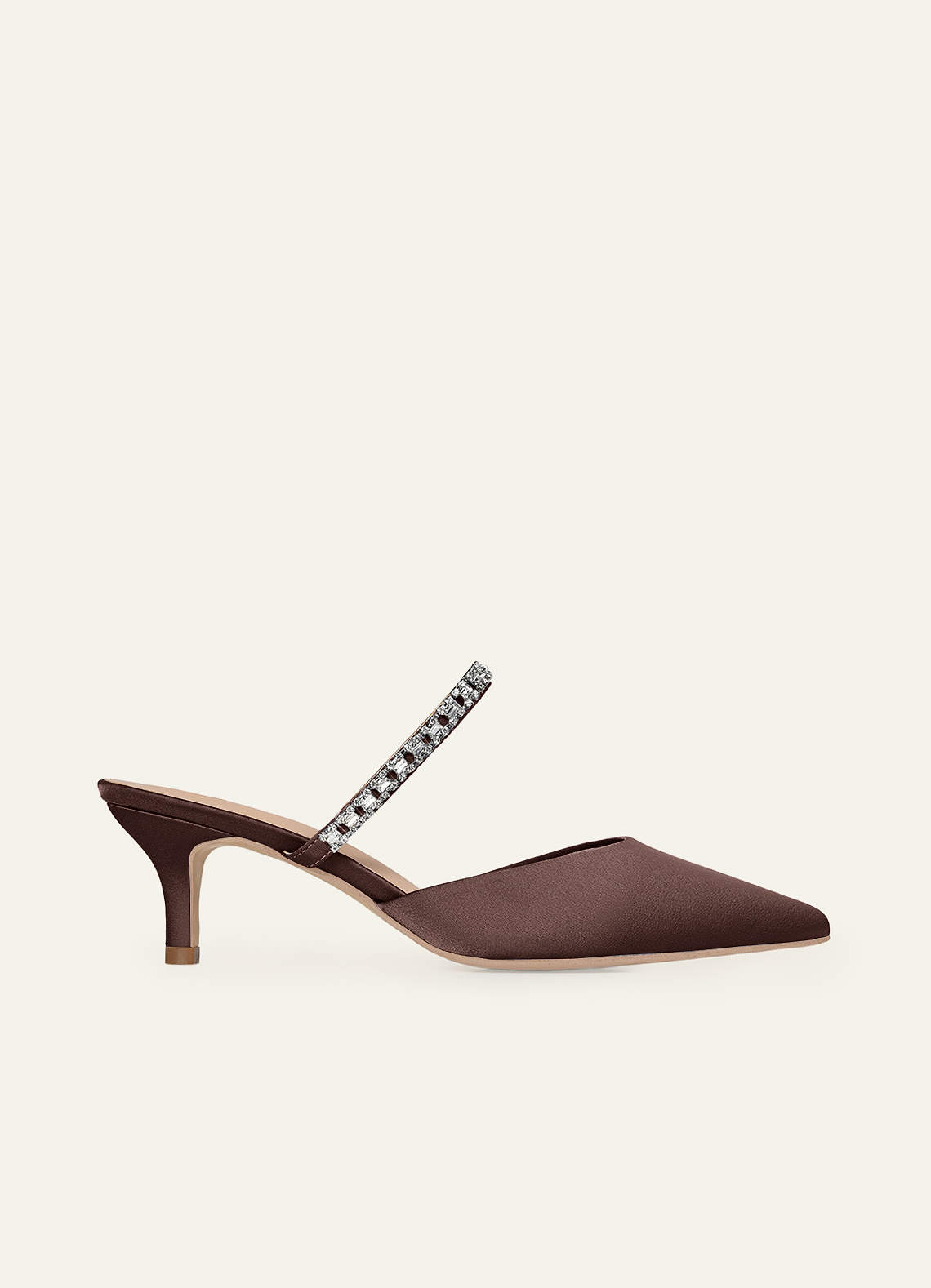 front Conjunto de sapatos de salto baixo e carteira em cetim elástico com strass, em cores combinando.