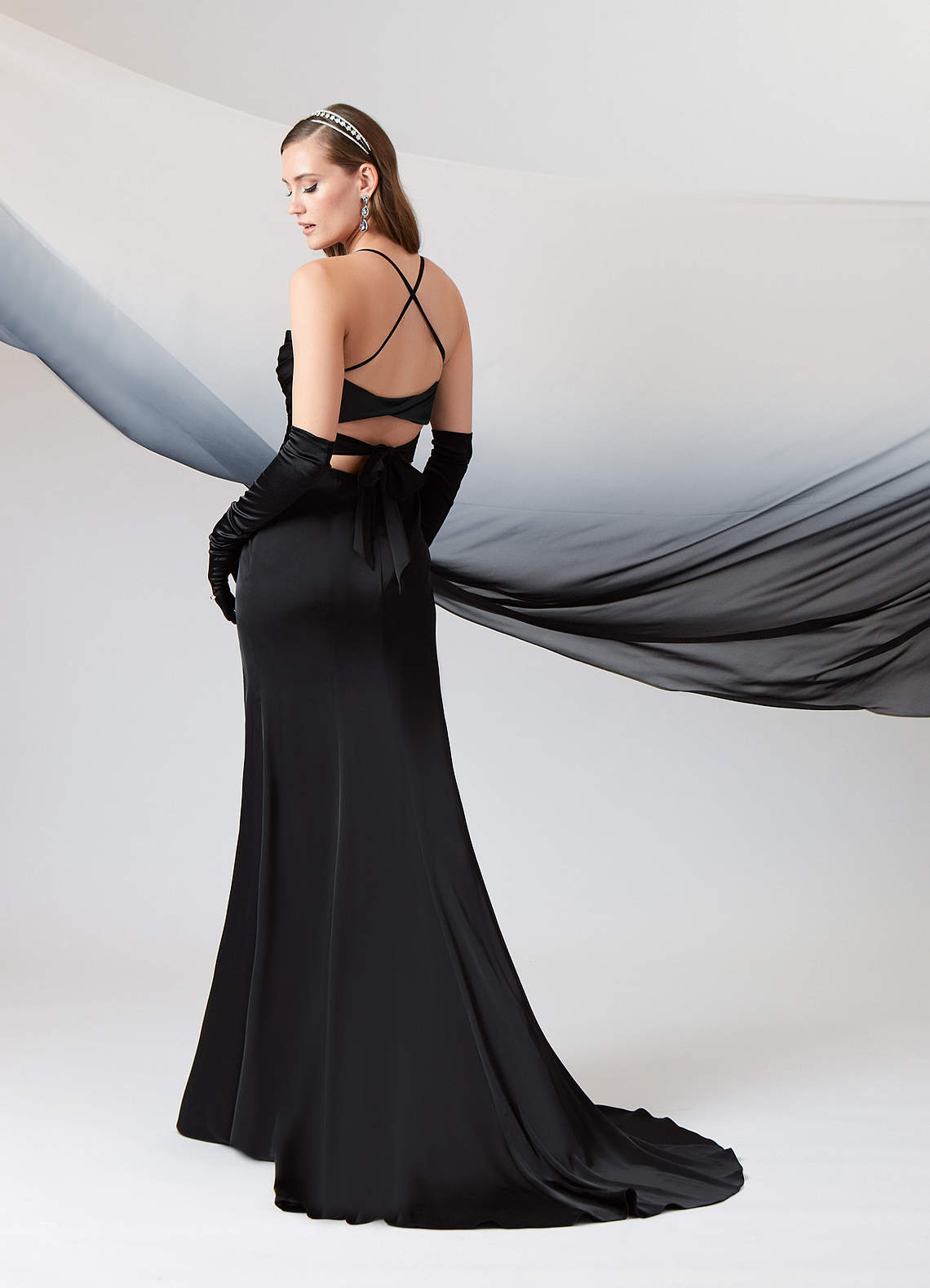 Azazie Kierra Abiti da Sposa Abito Sirena in Raso Elasticizzato Plissettato Nero image1