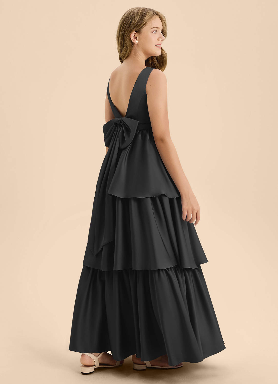 Azazie Meadowyn Junior Vestido Preto de Cetim elástico de Linha A com Arco image1