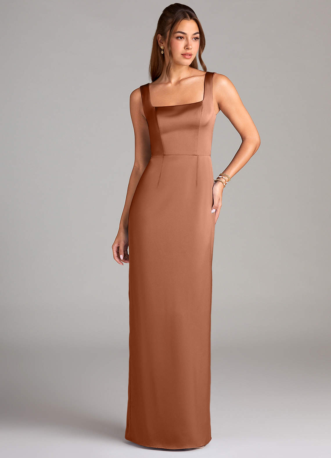 Azazie Flori Vestidos de damas de honor Vestido de Bronceador de Satén Elástico de Corte Recto con Corte Lateral image1