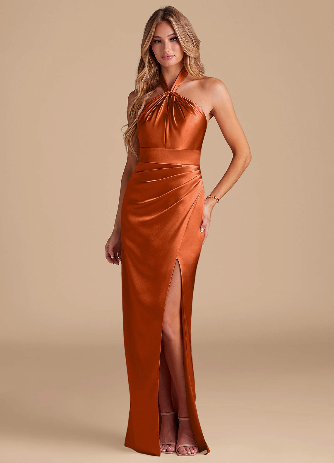 Azazie Zaya Robes de demoiselle d'honneur Robe Fourreau en Satiné métallisé Plissée Orange Brûlée image1