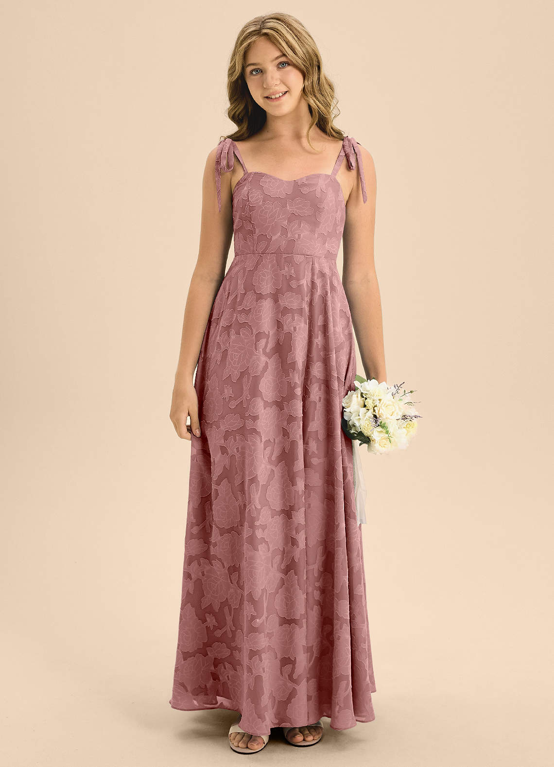 Azazie Rosey Junior Vestido de Rosa Polvorienta de Devorado Floral de Corte En A con Escote de Corazón image4