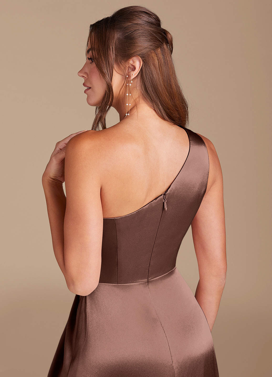 Azazie Brooke Robes de demoiselle d'honneur Robe Trapèze en Satiné métallisé Une épaule Expresso image5