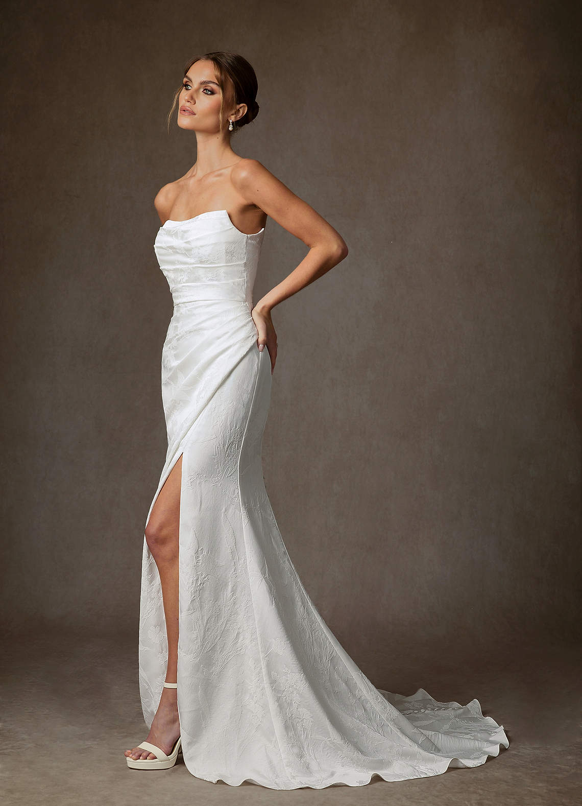 Azazie Tilly 웨딩드레스 쉬스 오프 더 숄더 플로럴 자카드 스윕 트레인 드레스 image11