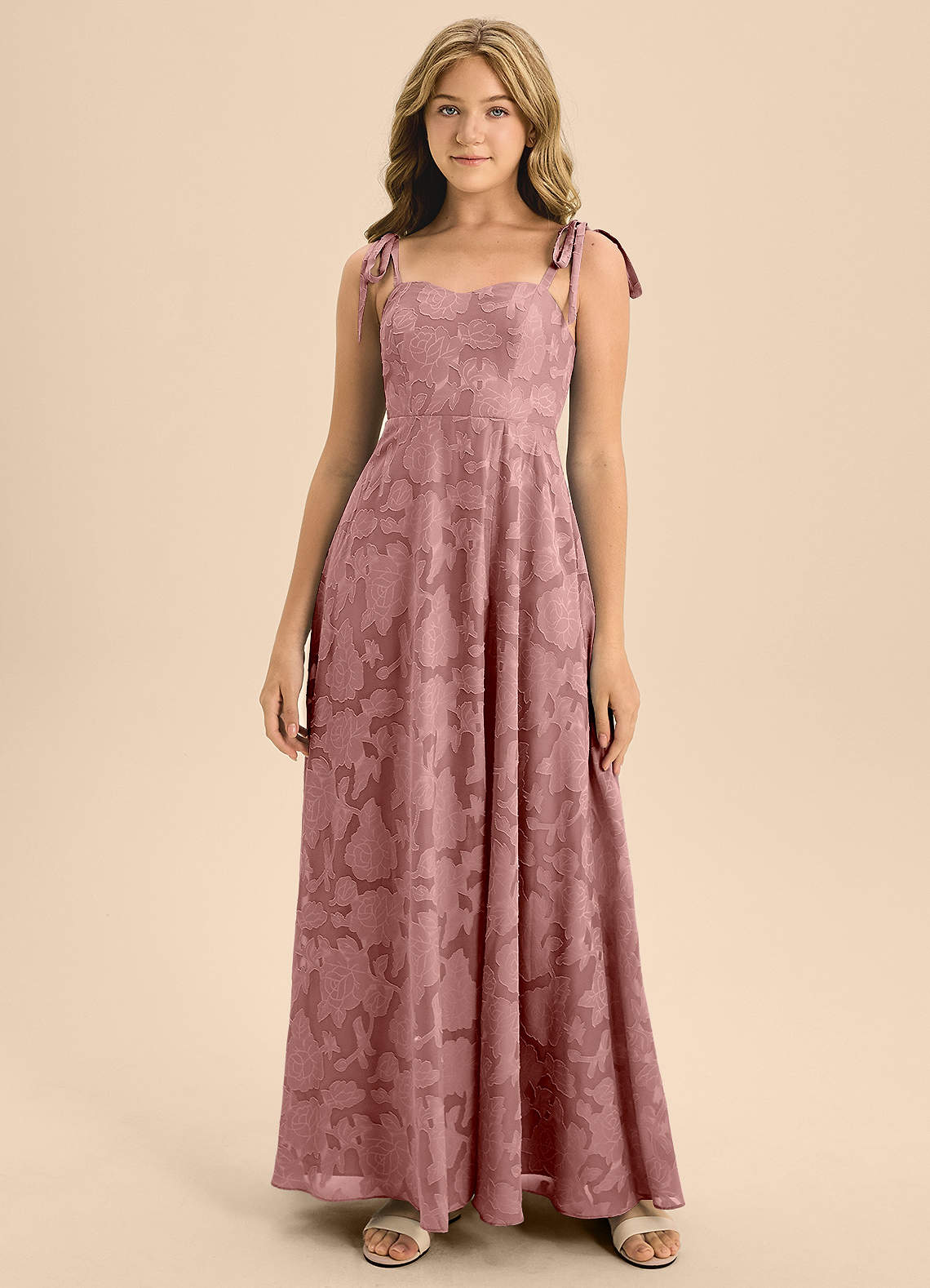 Azazie Rosey Junior Vestido de Rosa Polvorienta de Devorado Floral de Corte En A con Escote de Corazón image2