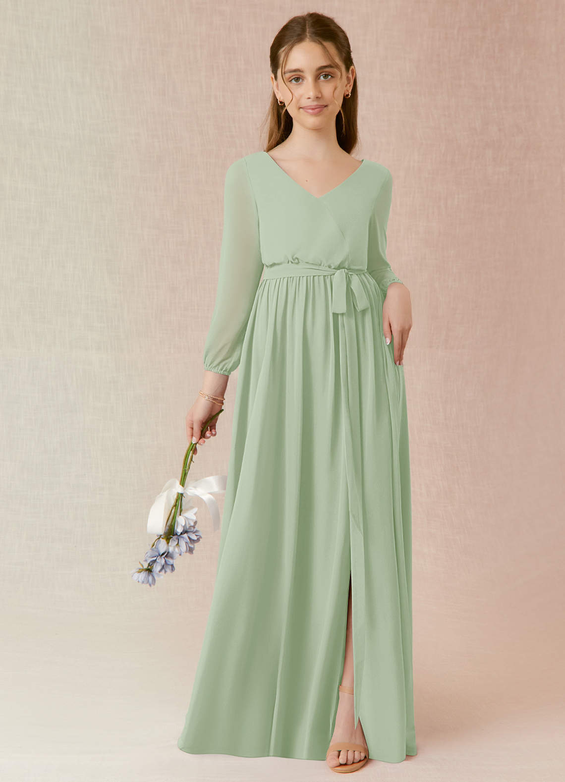 Azazie Angelica Junior Robe Trapèze en Mousseline de soie Plissée Vert Sauge image1