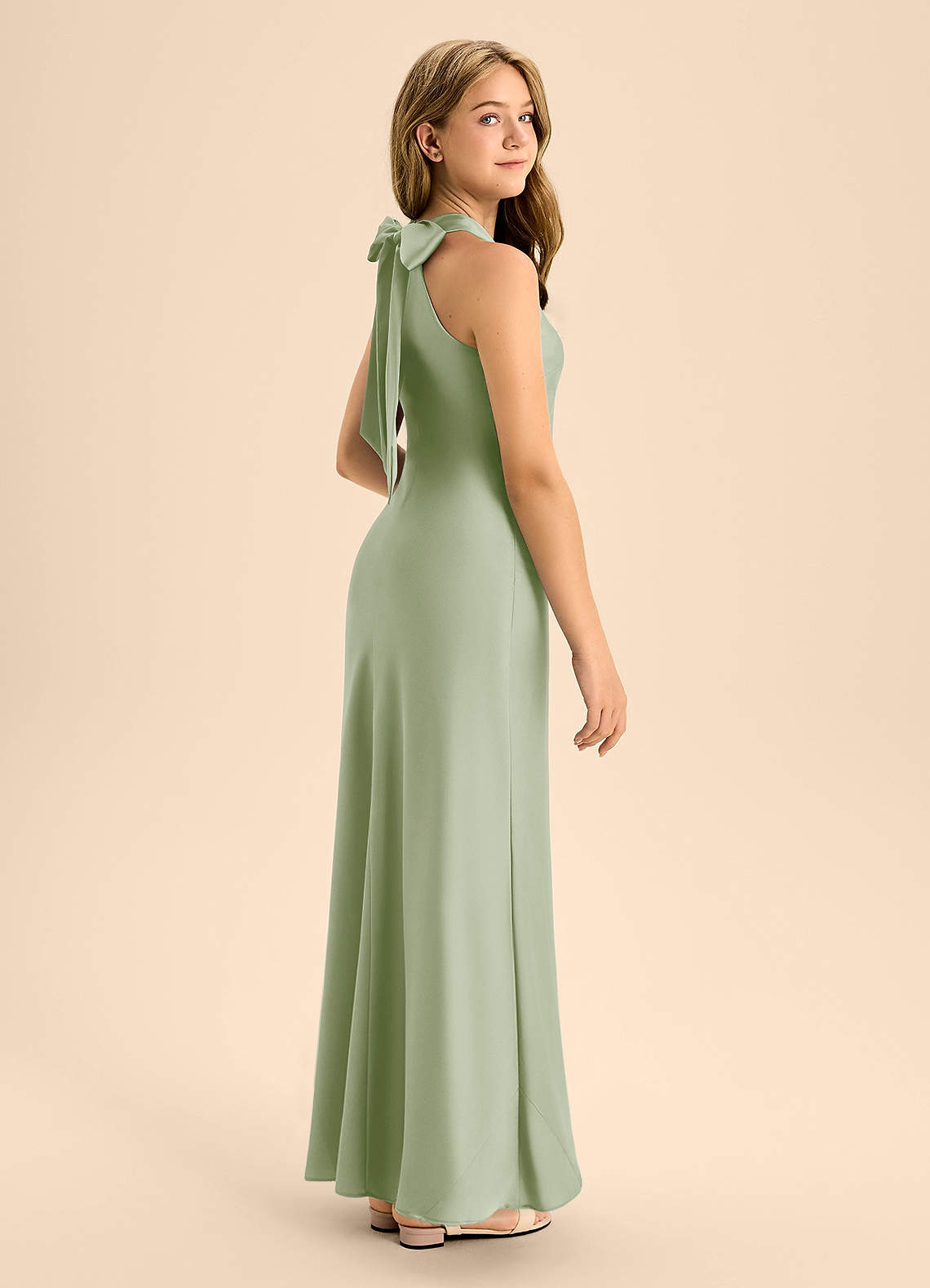 Azazie Doretta Junior Vestido de Salvia Polvorienta de Satén Elástico de Corte En A con Plisado image1