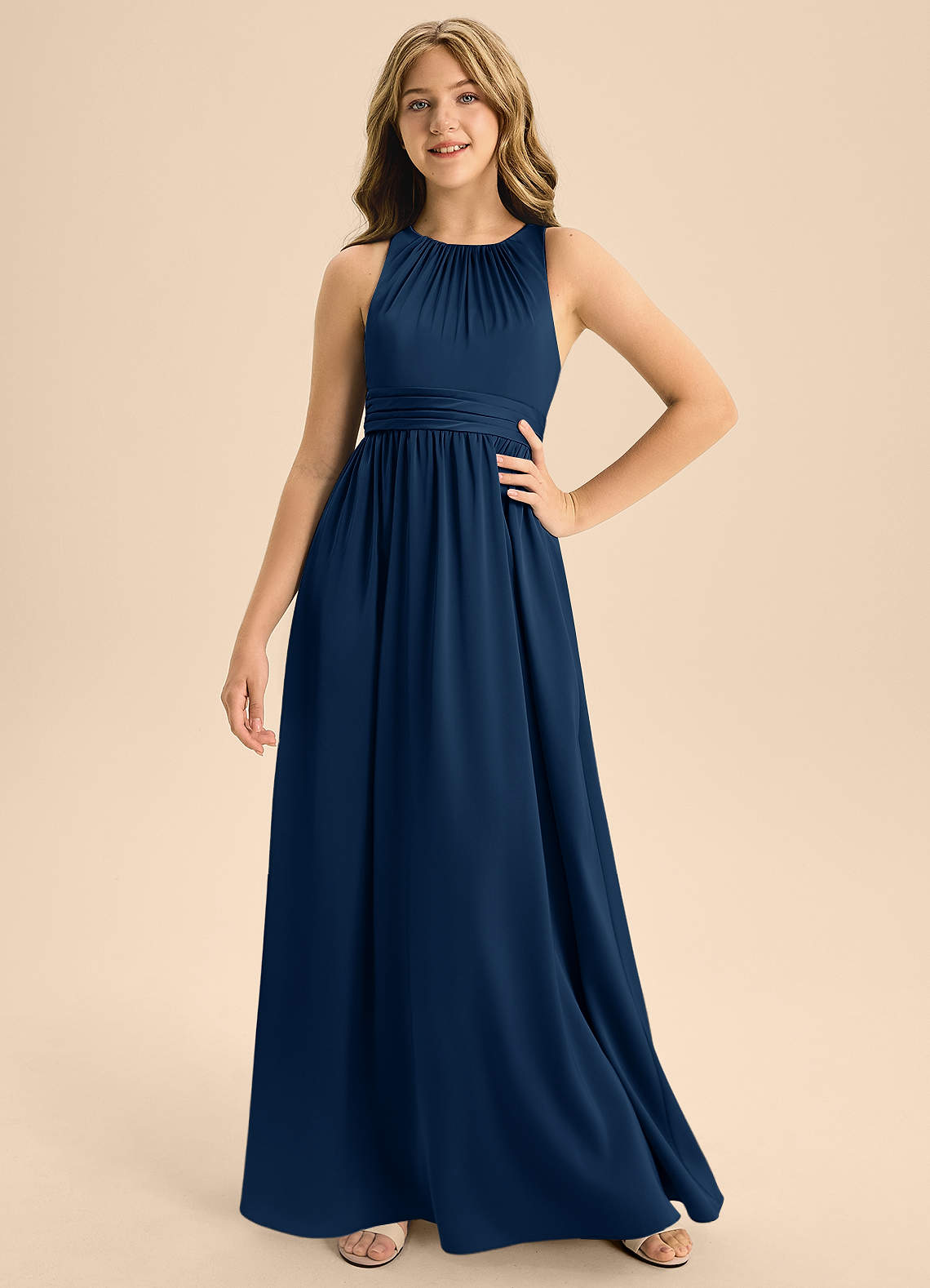 Azazie Jaylah Junior Vestido de Azul Marino Oscuro de Satén Elástico de Corte En A con Plisado image1