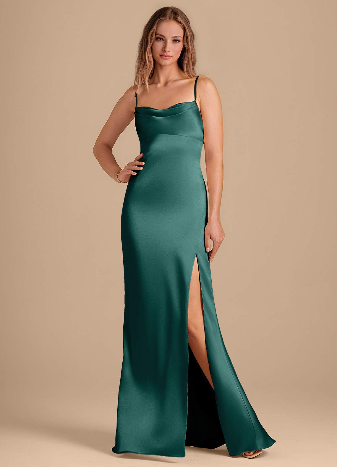 Azazie Camila Vestidos de damas de honor Vestido de Pino de Satén Metálico de Corte Recto con Escote de Corazón image1