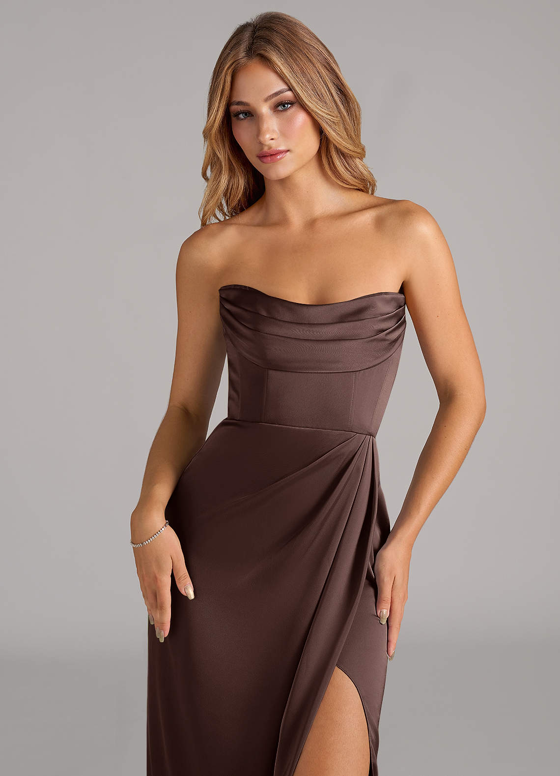 Azazie Johana Robes de demoiselle d'honneur Robe Sirène Convertible en Satin extensible Épaule décolletée Ganache image1