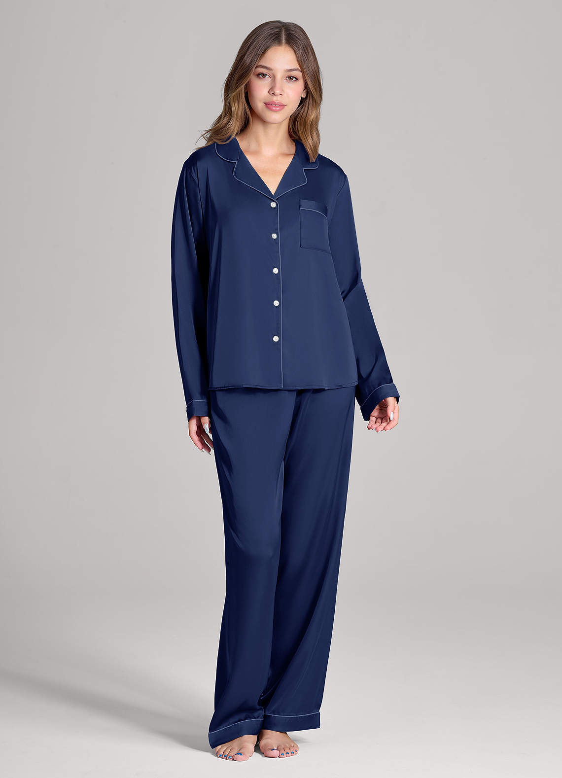 front Conjunto de pijama de satén con mangas largas y pantalones a juego