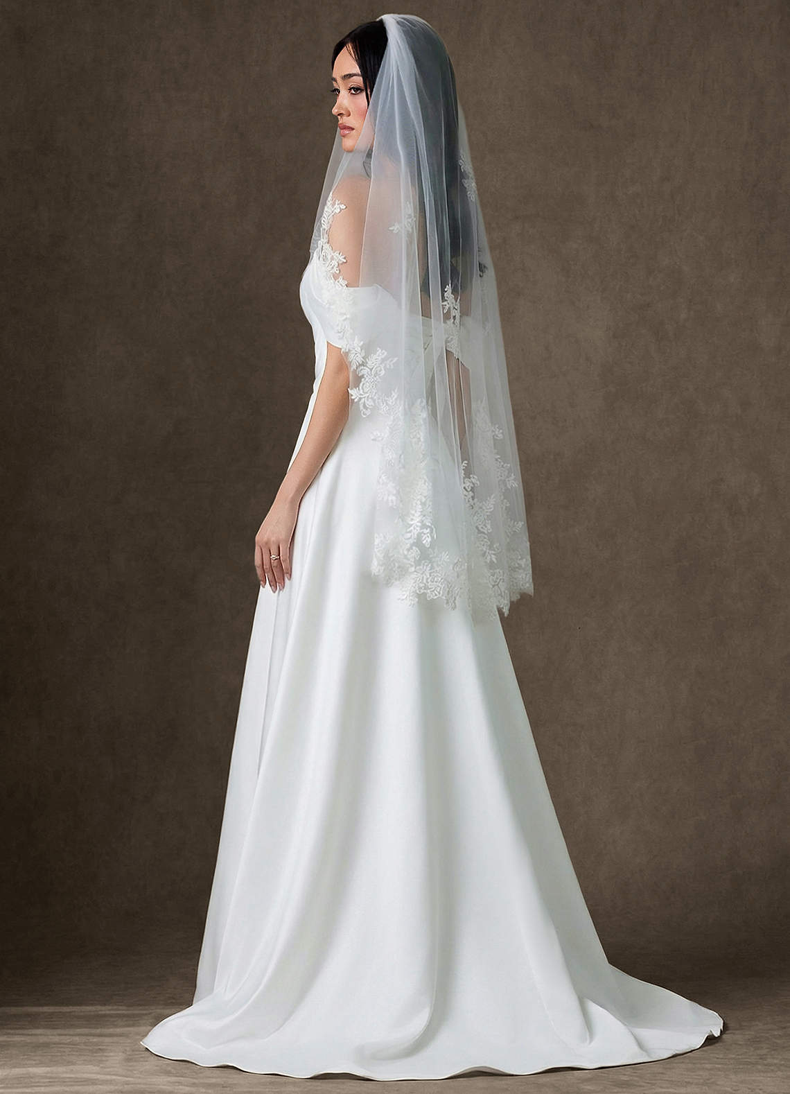 front Véu de renda com borda de pétalas em flor na ponta dos dedos