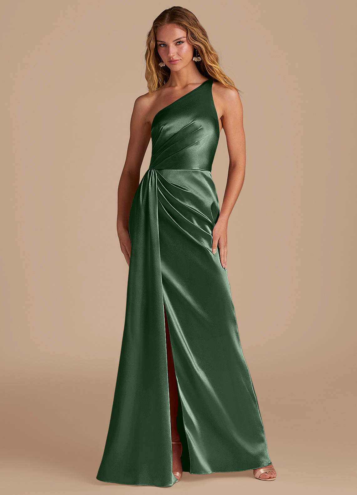 Azazie Mika Vestidos de damas de honor Vestido de Eucalipto de Satén Metálico de Corte Recto con Hombro unilateral image1