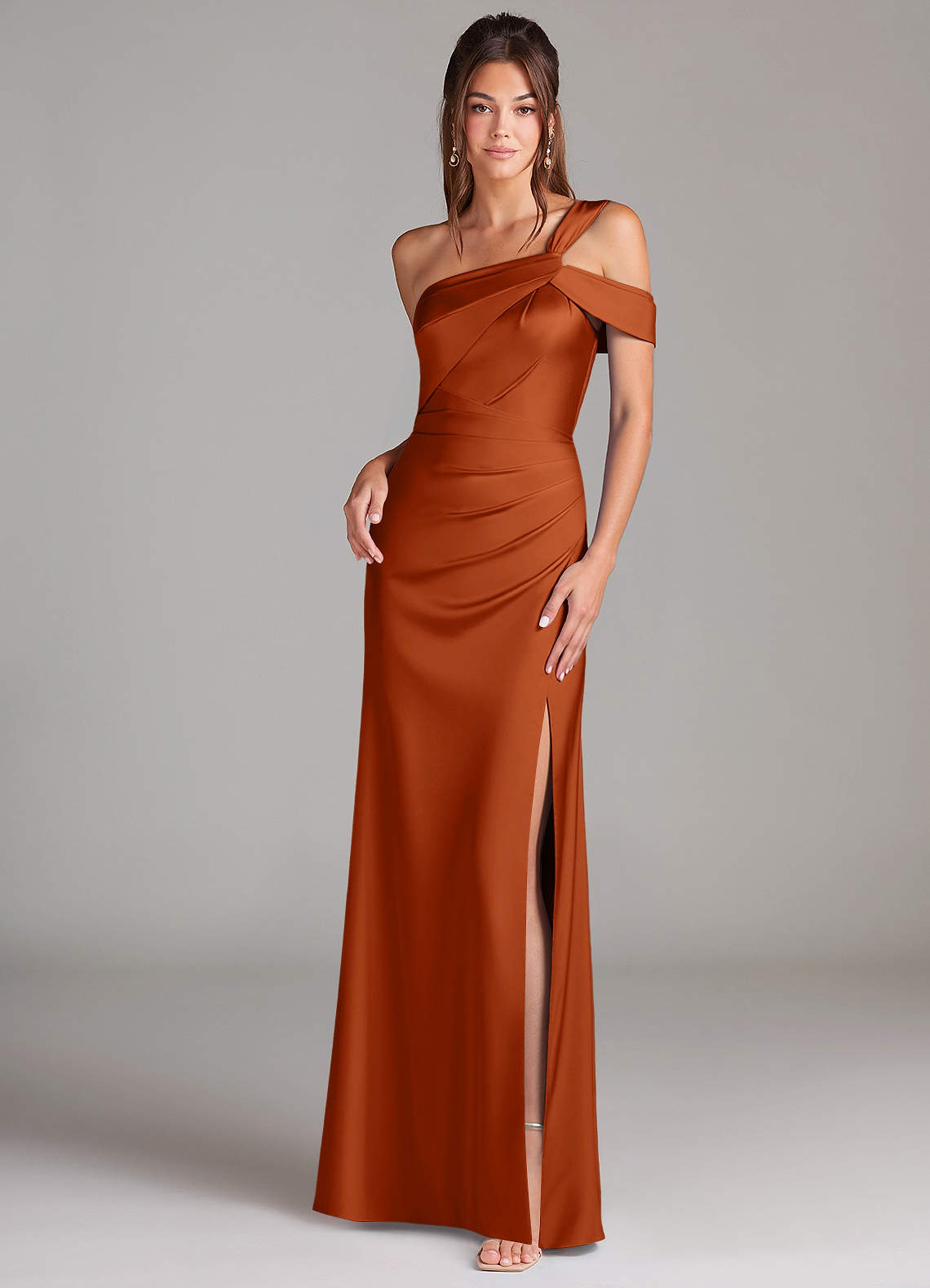 Azazie Wynter Vestidos de damas de honor Vestido de Naranja Quemada de Satén Elástico de Corte Recto con Vestidos sin tirantes image1