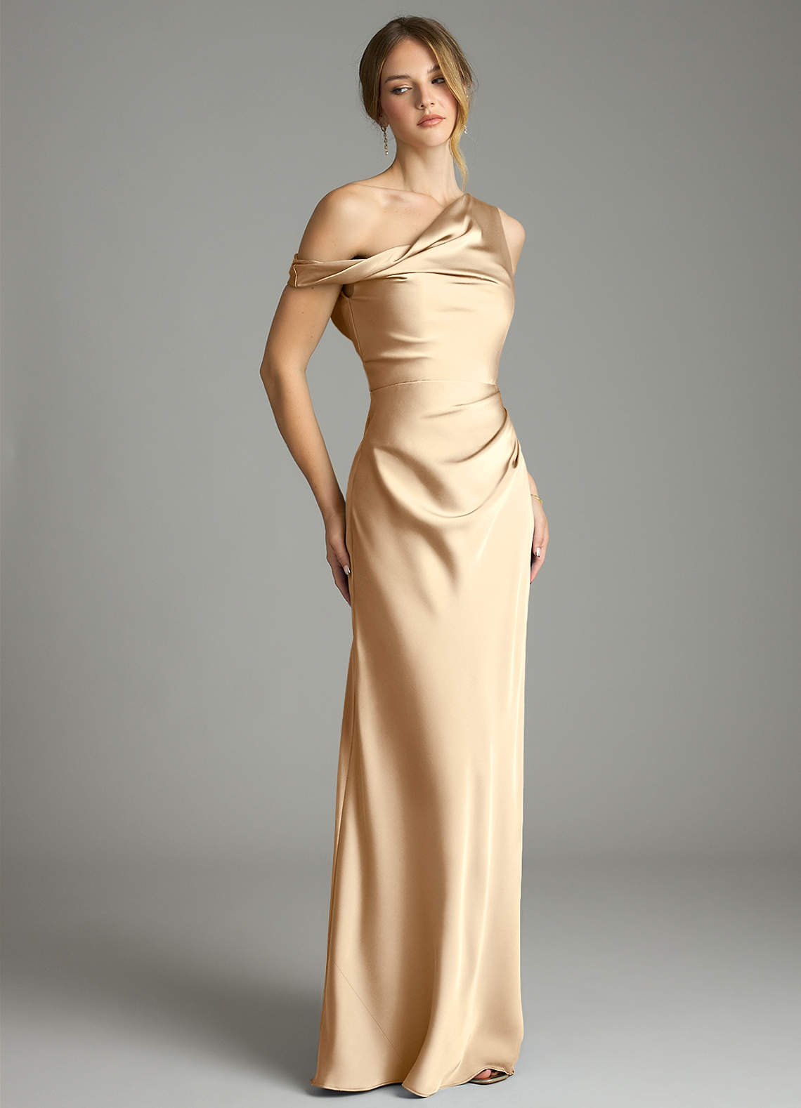 Azazie Emerson Vestidos de madrinha de casamento Vestido Champanhe de Cetim elástico de sereia com Fora do ombro image4
