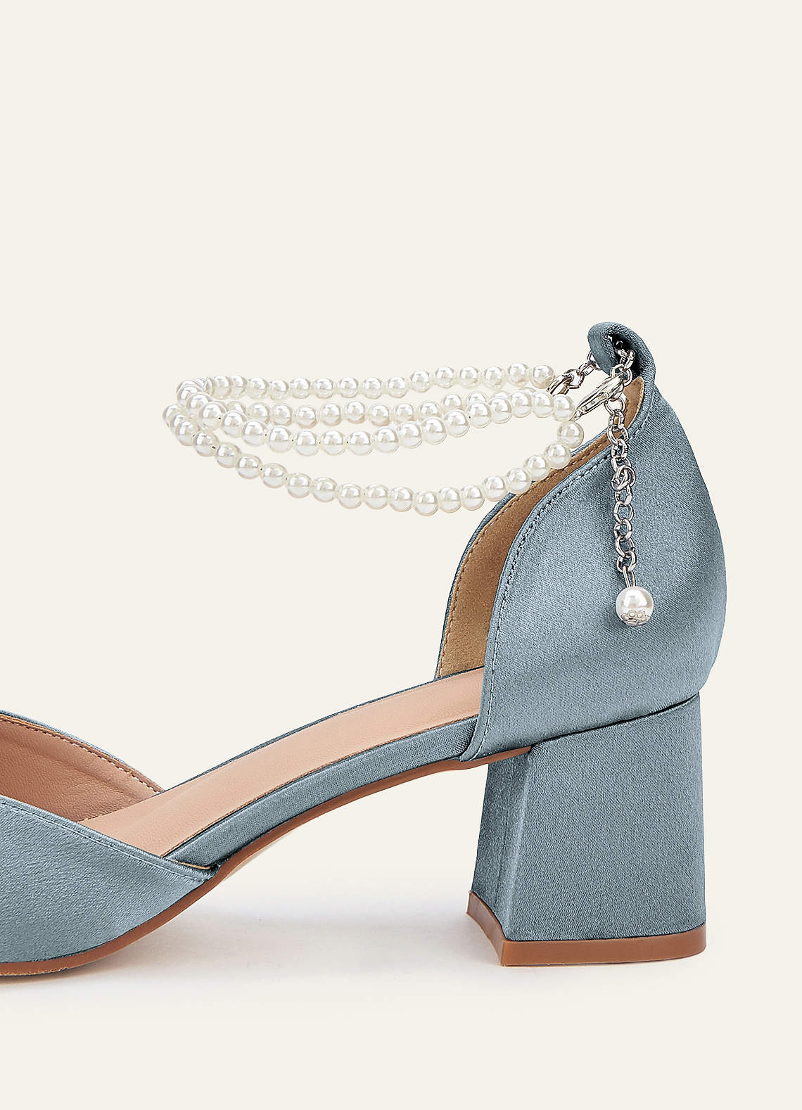 front Sapatos de salto bloco com bico fino e tira de pérolas em cetim metálico na mesma cor