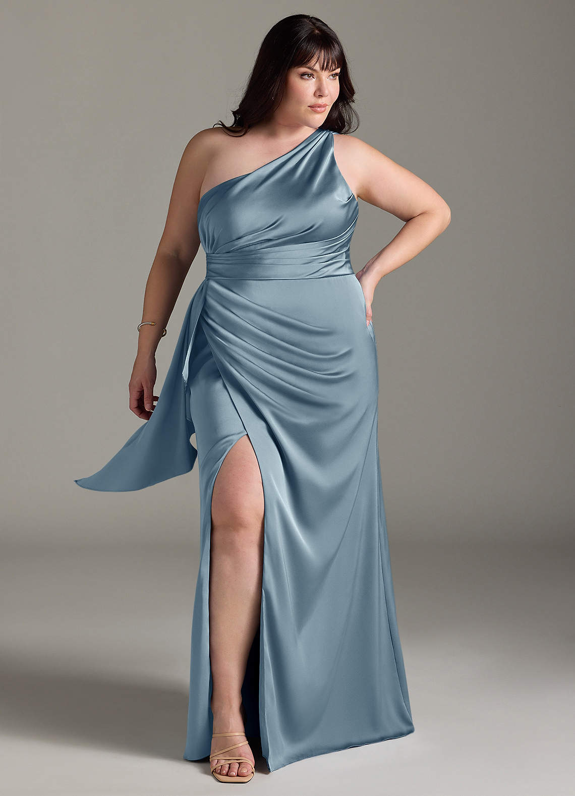 Azazie Maive Robes de demoiselle d'honneur Robe Fourreau en Satin extensible Rayé Bleu Poussiéreux image1