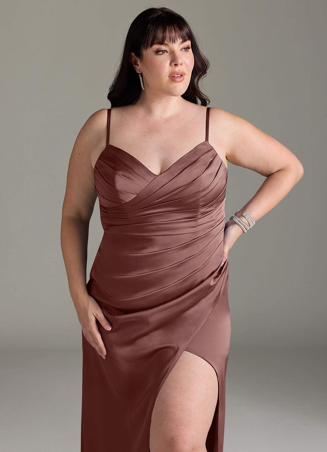 Azazie Yola Vestidos de damas de honor Vestido de Expresado de Satén Elástico de Corte Recto Convertible con Cuello en V Plisado image13
