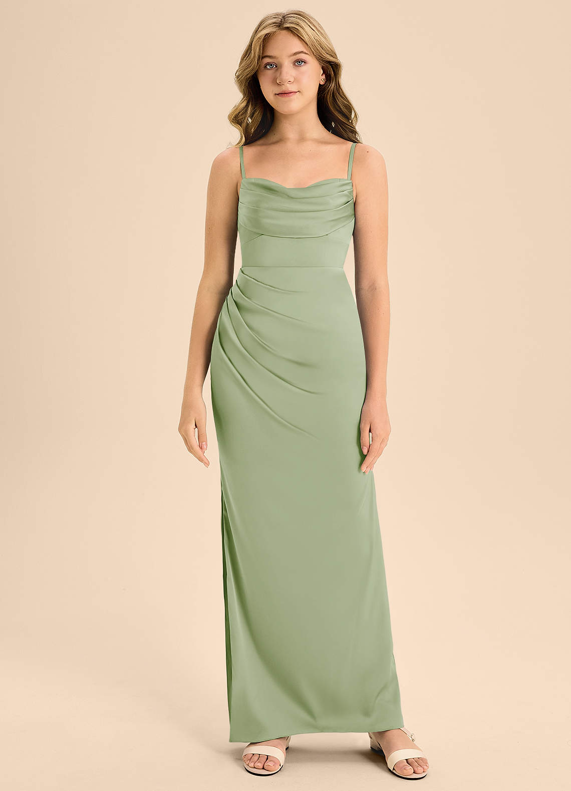 Azazie Mai Junior Vestido Dusty Sage de Cetim elástico de Linha A com Decote em coração image4