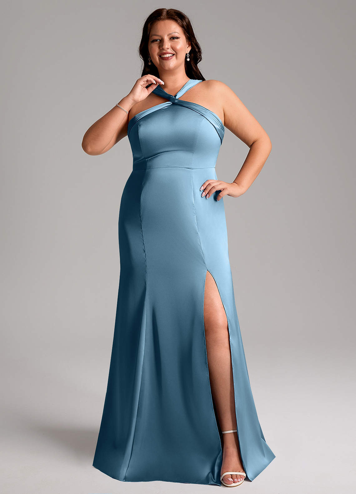 Azazie Rue Robes de demoiselle d'honneur Robe Trapèze en Satin extensible Plissée Acier Bleuté image1