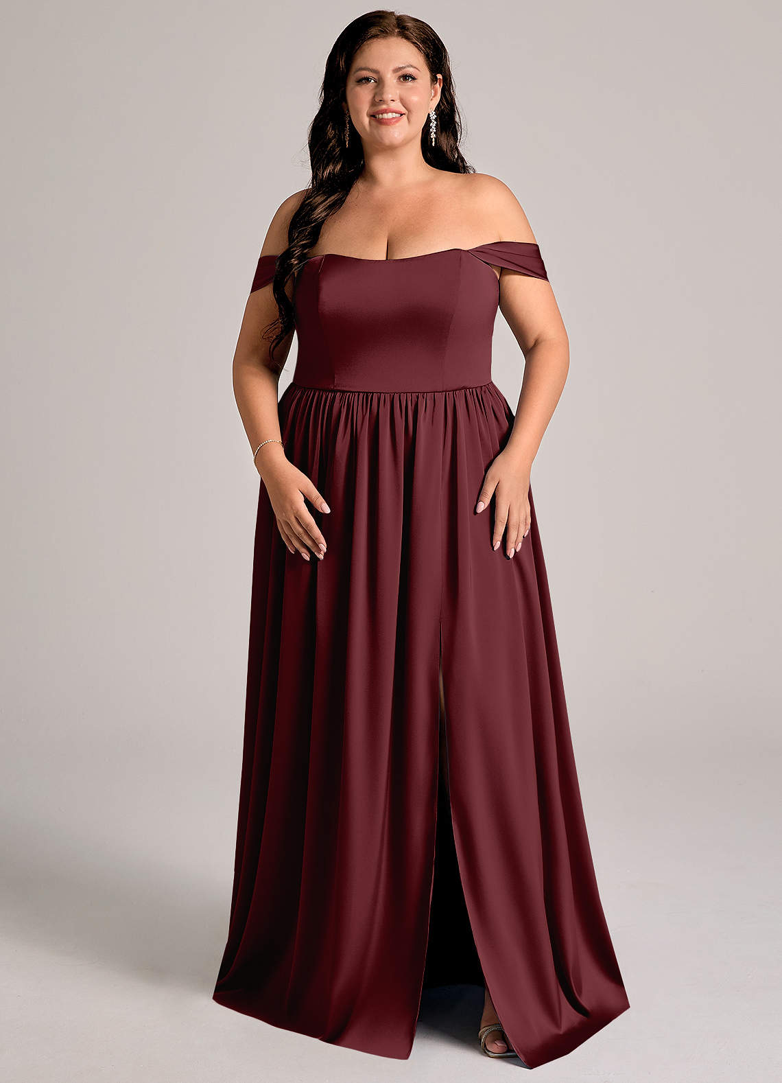 Azazie Calianna Robes de demoiselle d'honneur Robe Trapèze Convertible en Satin extensible Épaule décolletée Cabernet image1