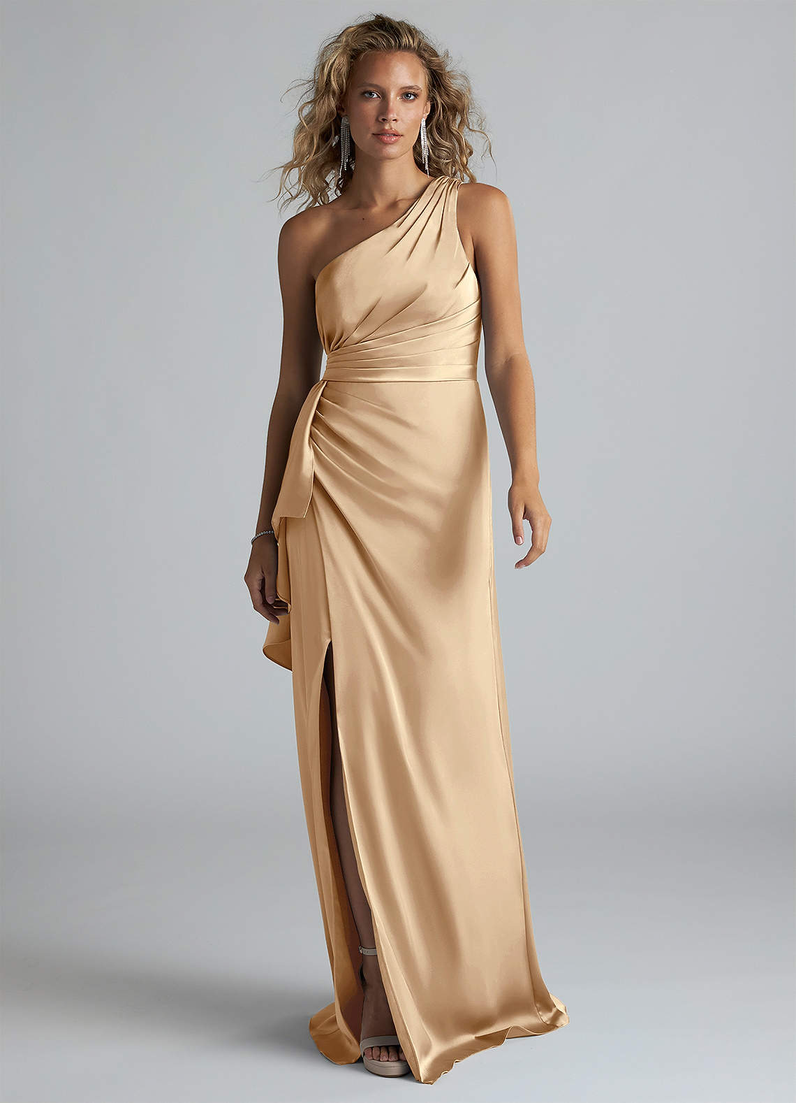 Azazie Maive Robes de demoiselle d'honneur Robe Fourreau en Satin extensible Rayé Champagne image1